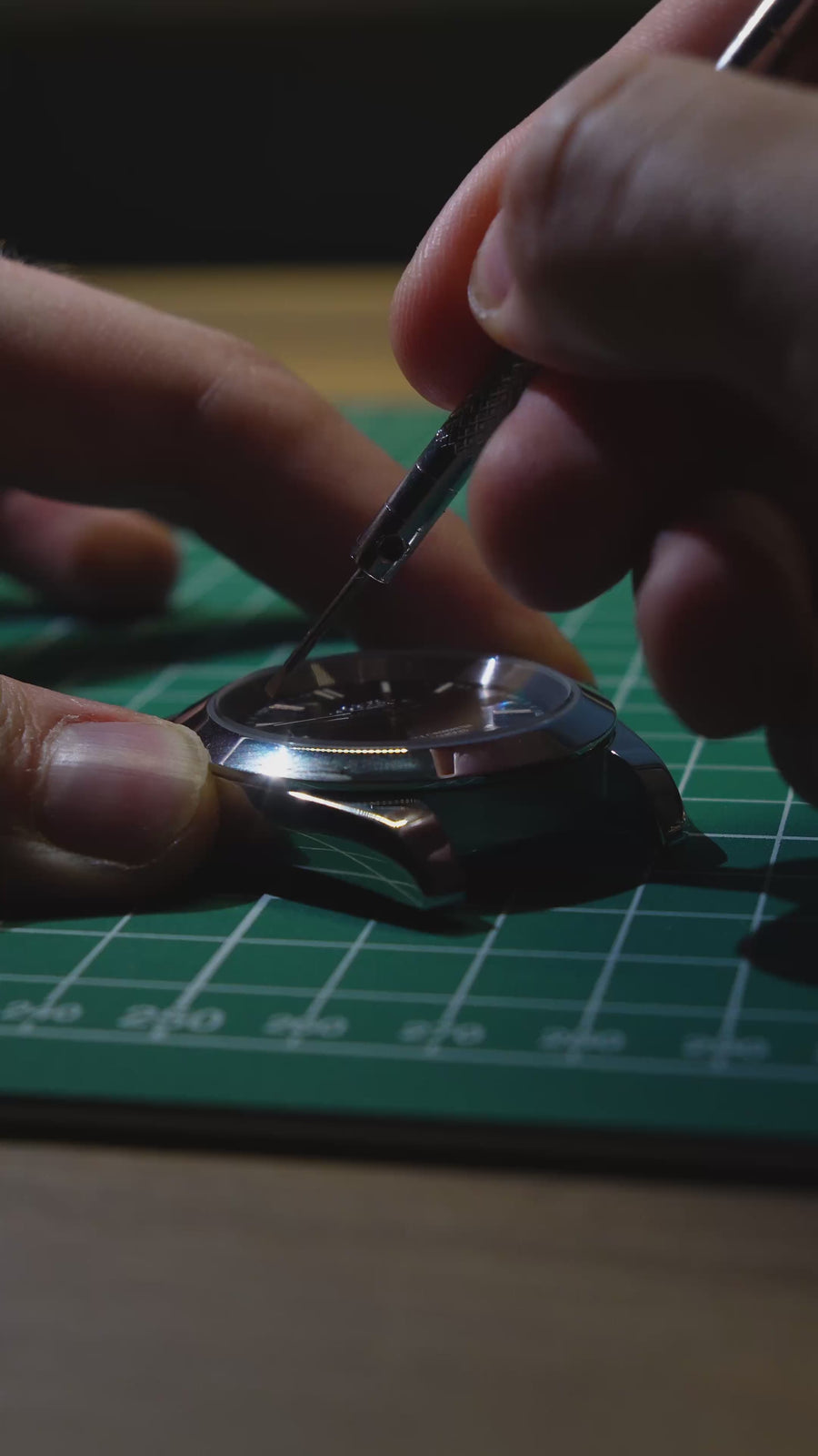 Scratch-resistant crystal