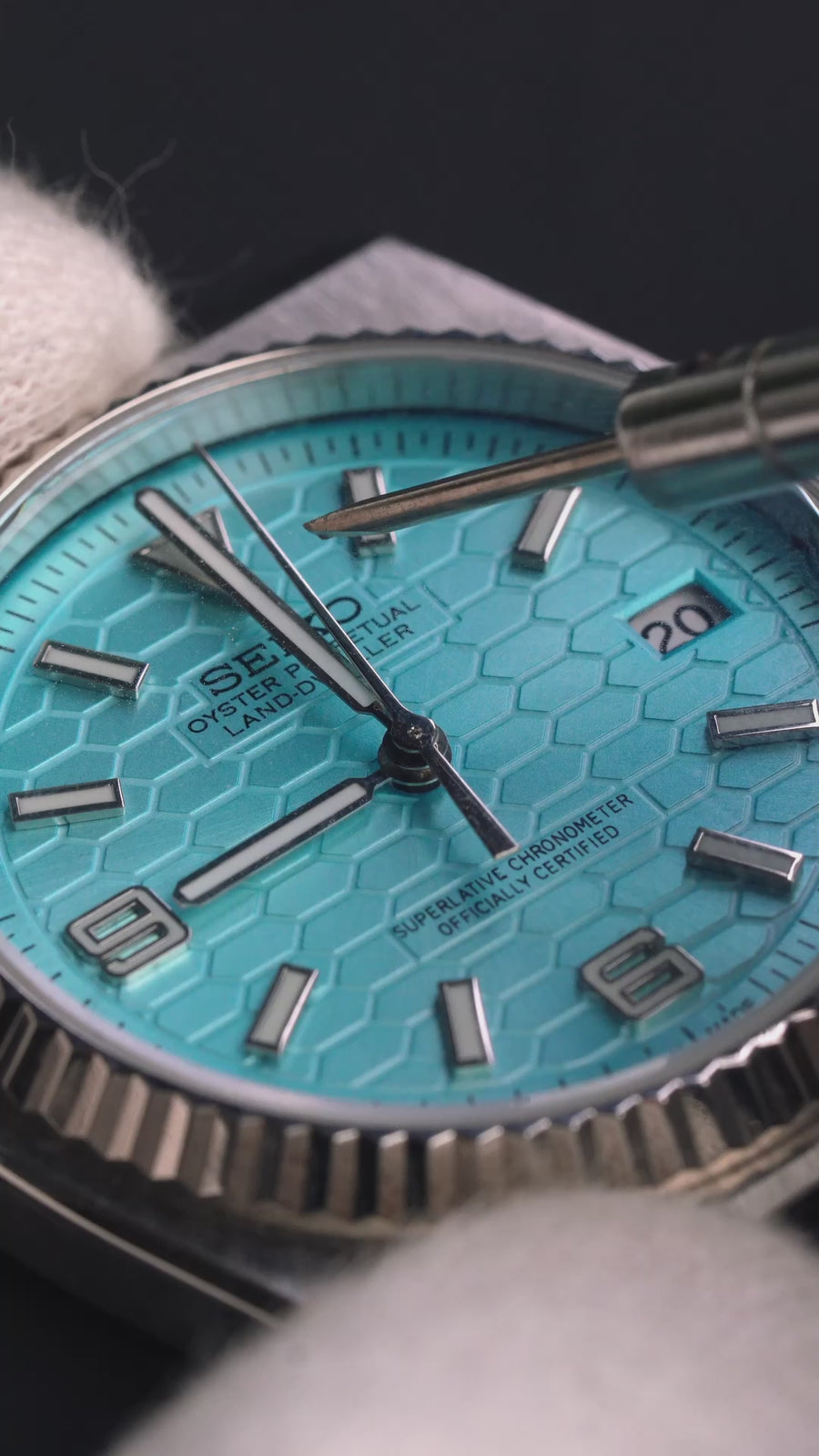 Scratch-resistant crystal